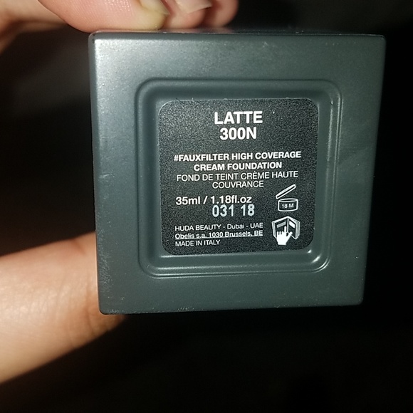 Huda Beauty Foundation Latte 300N - Picture 2 of 2